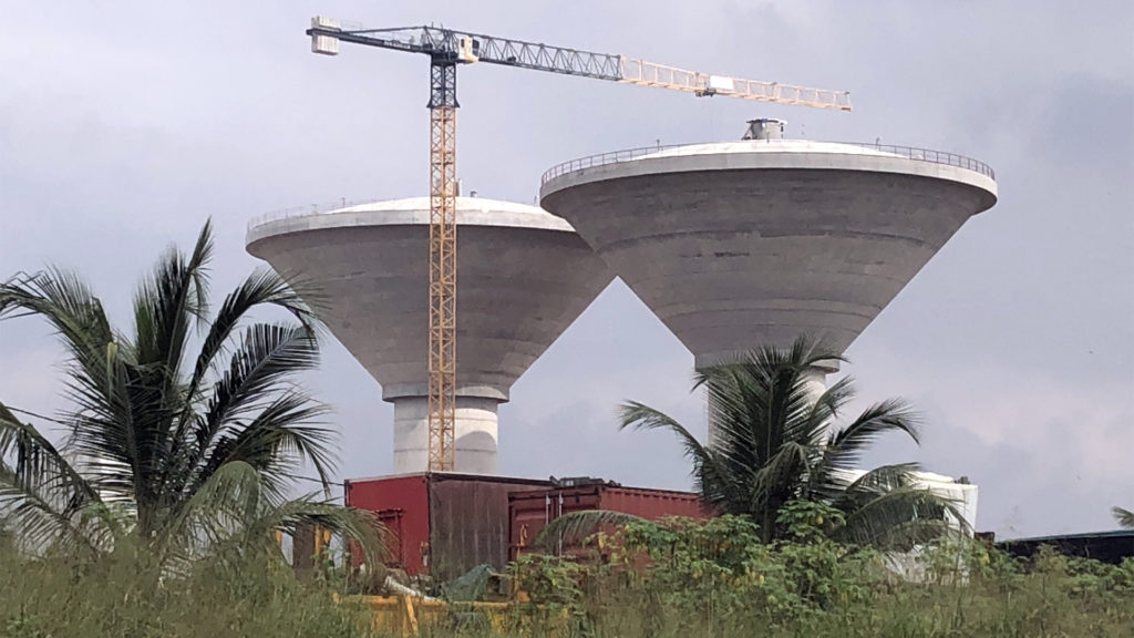 Réservoirs d'eau sur tour de La Mé - Abidjan - COTE D'IVOIRE 02